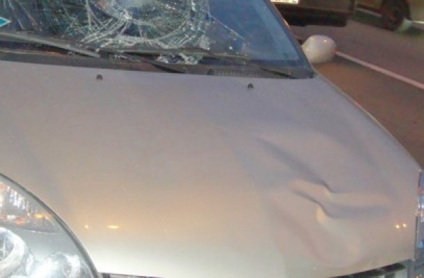 O constănţeancă şi-a găsit capota maşinii îndoită şi parbrizul spart